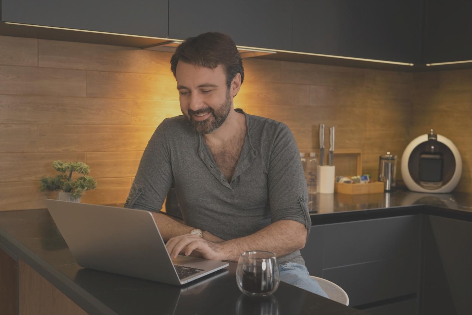 Espace de travail organisé avec documents financiers et ordinateur portable