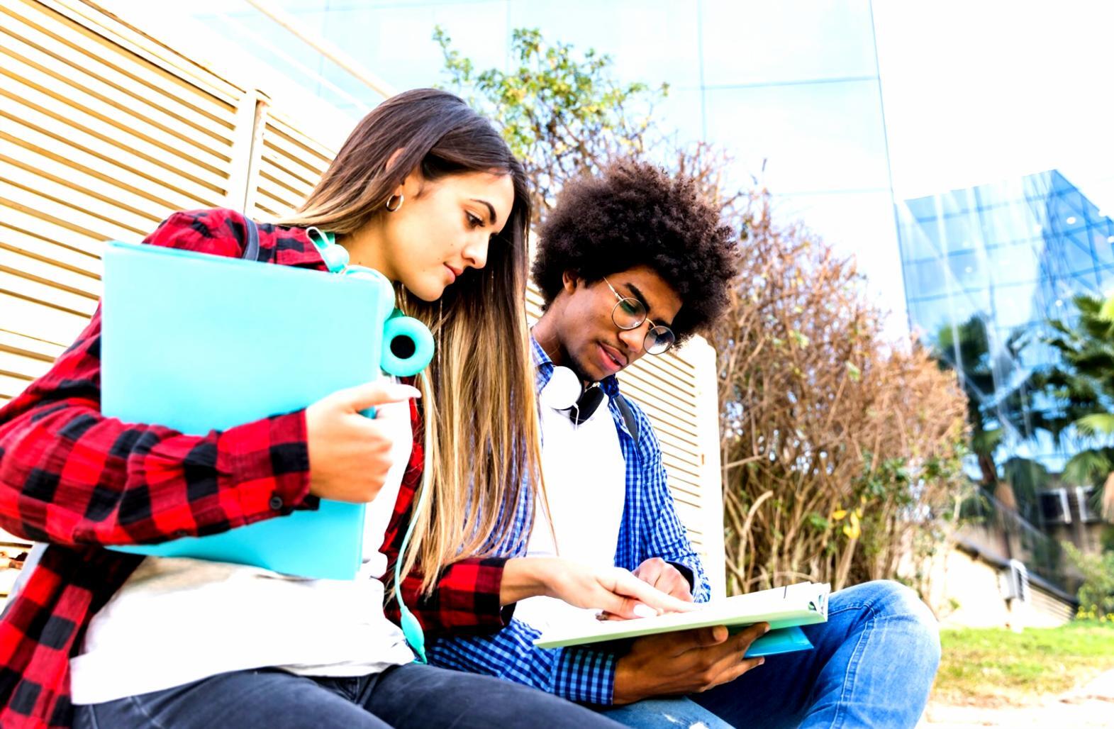 Consultation financière personnalisée avec documents et calculatrice
